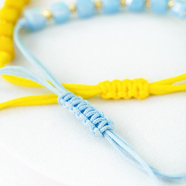 Браслет на нитці з оніксом і золотими вставками (арт. 325359ожуа) – зображення 3