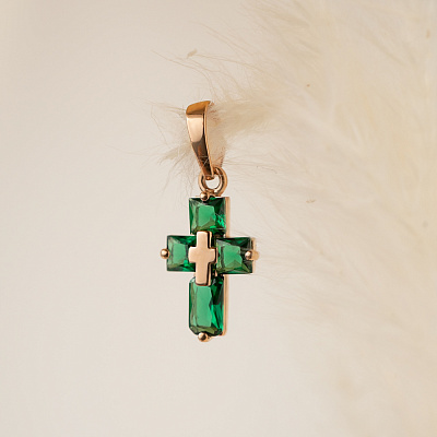Крестик из красного золота с зелеными фианитами (арт. 440895з)