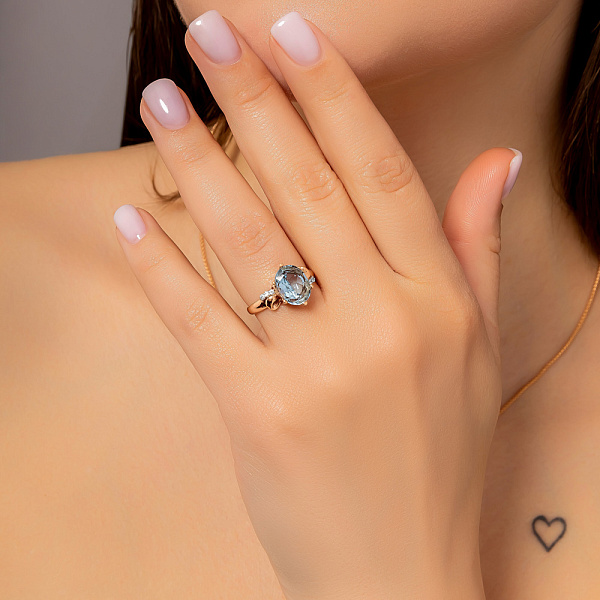 Золота каблучка з топазом і фіанітами (арт. 153275т) – зображення 2