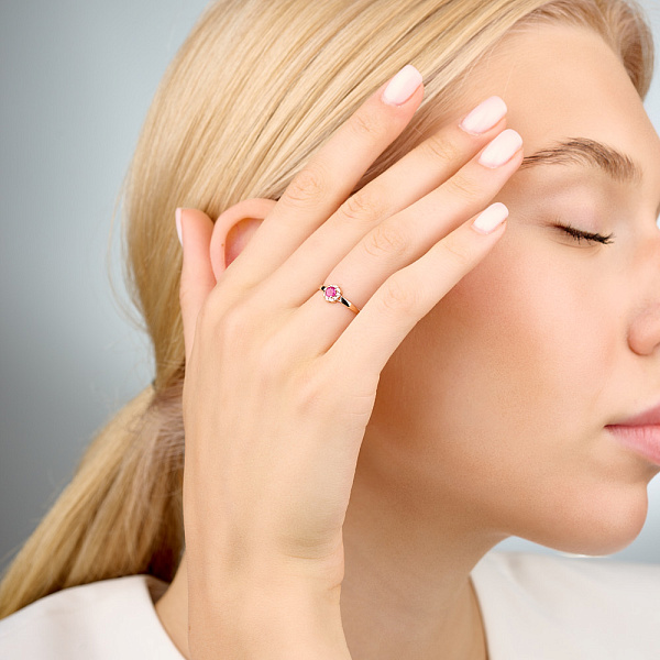 Золота каблучка з діамантами та рубіном (арт. К011087р) – зображення 1