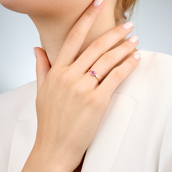 Золота каблучка з діамантами та рубіном (арт. К011087р) – зображення 2