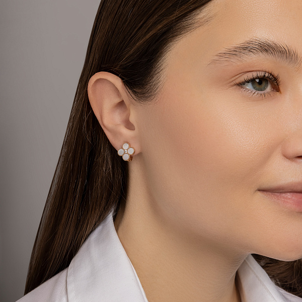 Золотые серьги Клевер с перламутром и фианитами (арт. 111202п) – изображение 3