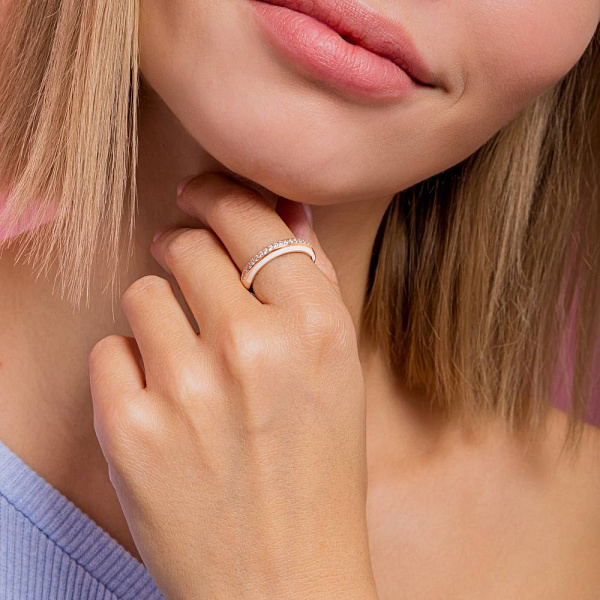 Золотое кольцо с эмалью и фианитами (арт. 156339еб) – изображение 2