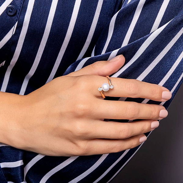 Кольцо золотое с жемчугом и фианитами  (арт. 151306прлб) – изображение 3