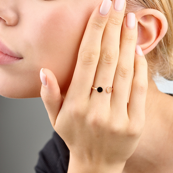 Незамкнена золота каблучка Лýна з емаллю (арт. 140934еч) – зображення 2