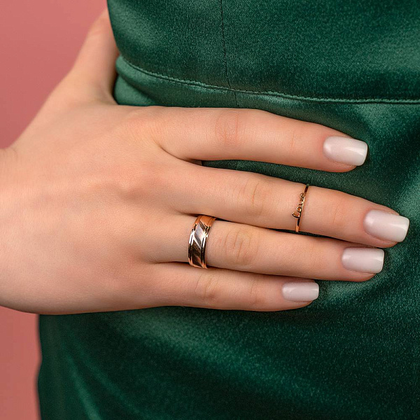 Тонкое золотое кольцо "Love" в красном цвете металла (арт. 140900) – изображение 2