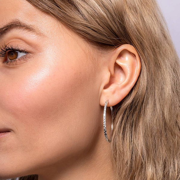 Сережки-кільця з білого золота з алмазною гранню (арт. 122106/35б) – зображення 3