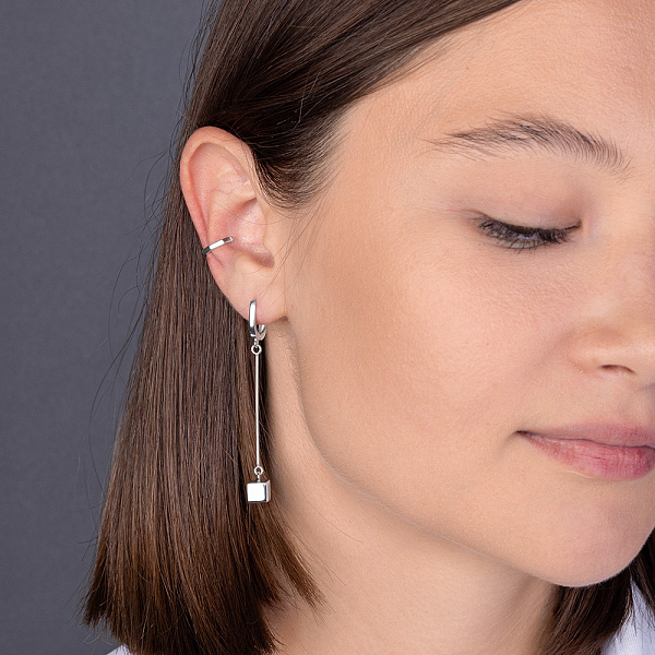 Одиночная серьга-каффа из белого золота (арт. 110851бЯ) – изображение 3