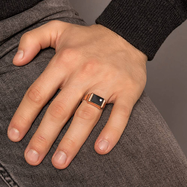 Золотая печатка с ониксом и фианитом (арт. 180570о) – изображение 2