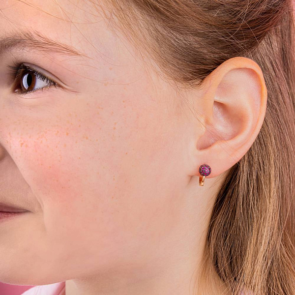 Золотые детские серьги с красными фианитами (арт. 110264к) – изображение 2