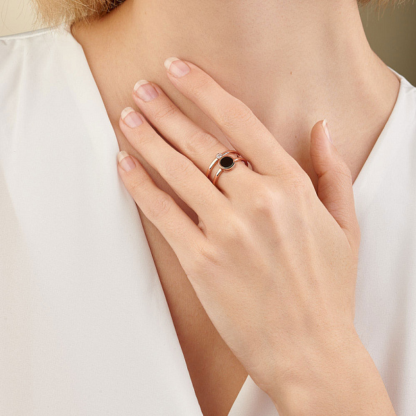 Золотое кольцо Лýна с эмалью и фианитом (арт. 141067ч) – изображение 2