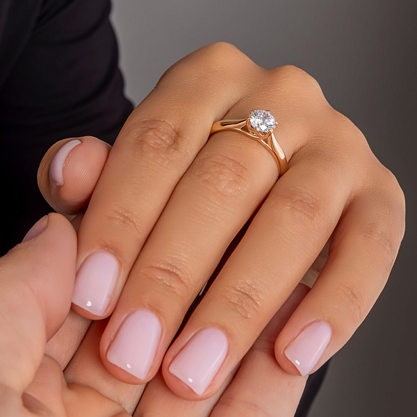 Золота каблучка на заручини з фіанітом (арт. 140338) – зображення 2