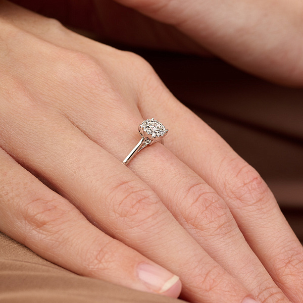 Золота каблучка в білому кольорі металу з діамантами (арт. К341138015б) – зображення 3