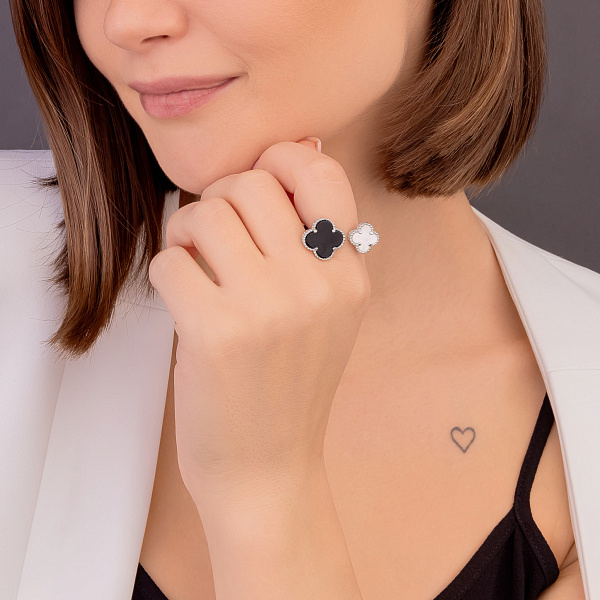 Серебряное безразмерное кольцо Клевер с ониксом и перламутром (арт. 7501/6521оп) – изображение 2