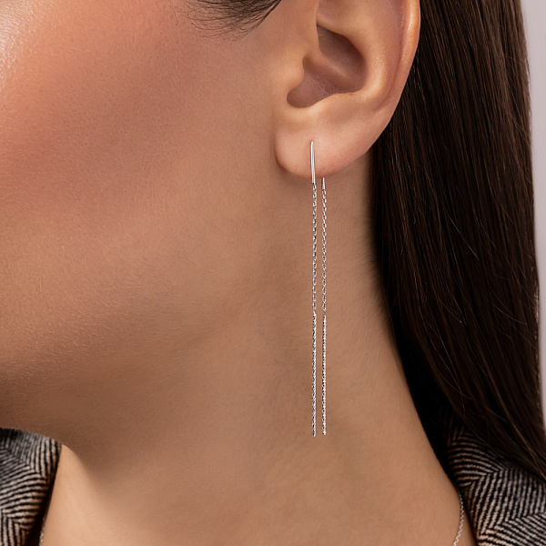 Золотые серьги-цепочки в белом цвете металла (арт. 106641б) – изображение 2