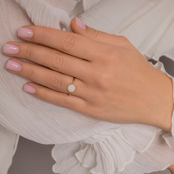 Золотое кольцо Лýна с перламутром (арт. 141216еп) – изображение 2