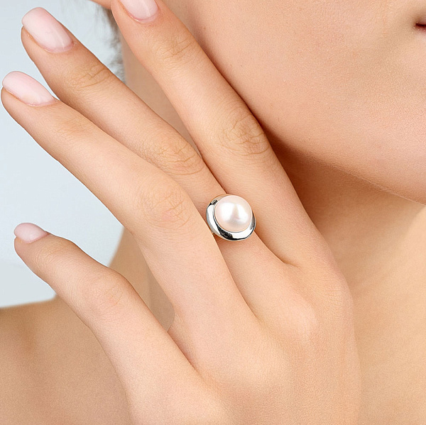 Золотое кольцо в белом цвете металла с жемчугом (арт. 145900б) – изображение 2