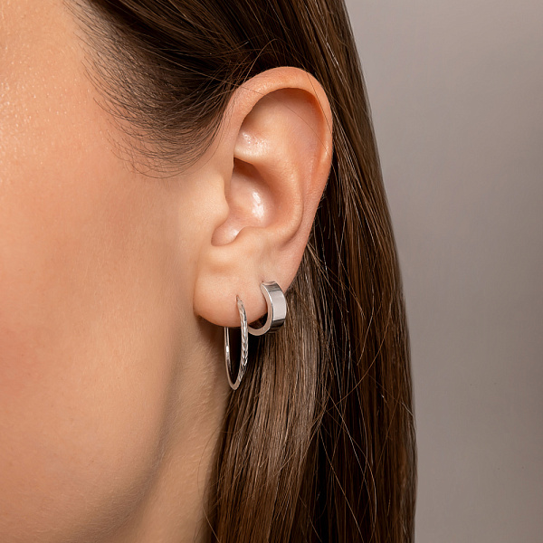 Одинарна сережка з білого золота без каміння  (арт. 110448бЯ) – зображення 2