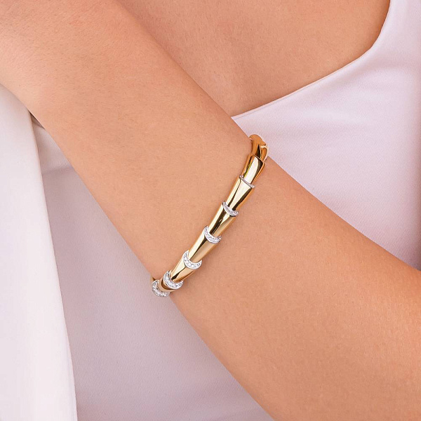 Жесткий браслет из желтого золота с фианитами (арт. 326806ж) – изображение 2