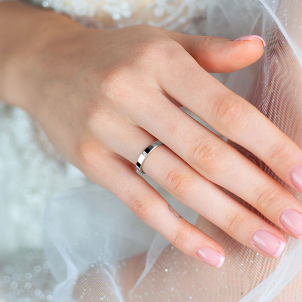 Обручальное кольцо из белого золота с бриллиантом (арт. К239182б) – изображение 2