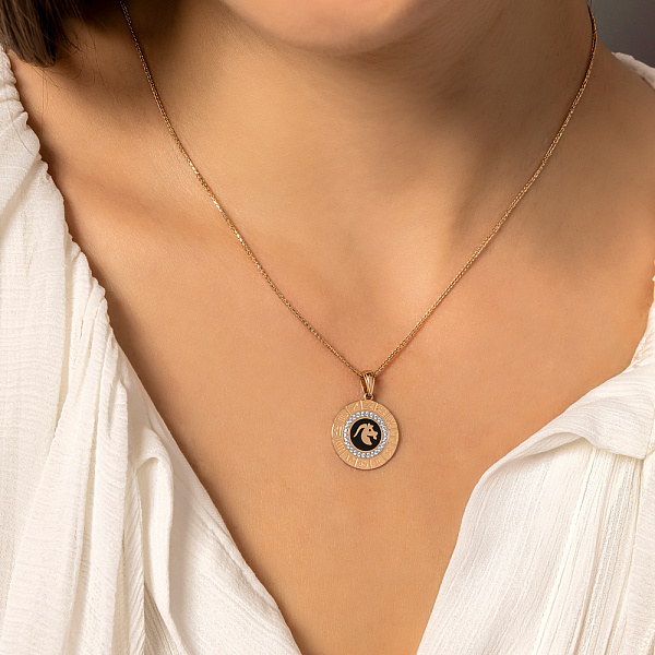 Подвес золотой "Козерог" с эмалью и фианитами (арт. 440681ечк) – изображение 2