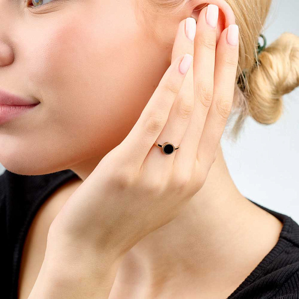 Золотое кольцо Лýна с эмалью (арт. 141081ч) – изображение 2