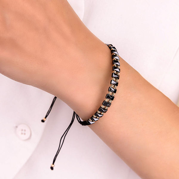 Браслет на нити с золотыми вставками и гематитом (арт. 324952/1гмтуа) – изображение 2