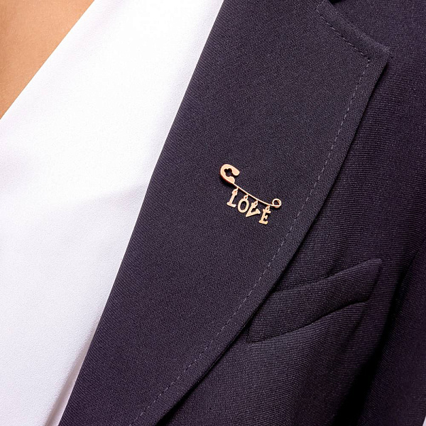 Золотая булавка Love с подвесками (арт. 360218) – изображение 2