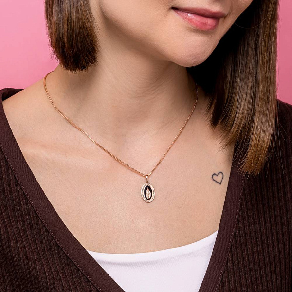 Золота ладанка Божа Матір з емаллю (арт. 440935еч) – зображення 3