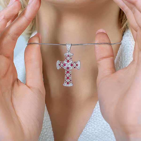 Золота підвіска-хрестик з рубіном та діамантами (арт. П011013бр) – зображення 2