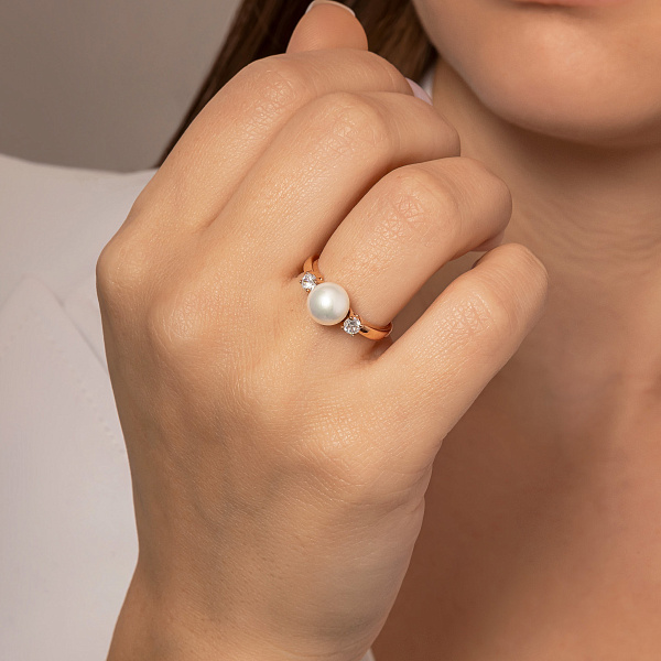 Золотое кольцо с жемчугом и фианитами (арт. 151309прлб) – изображение 2