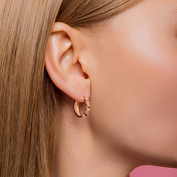 Золотые серьги-кольца с дорожкой из фианитов (арт. 1091428) – изображение 3