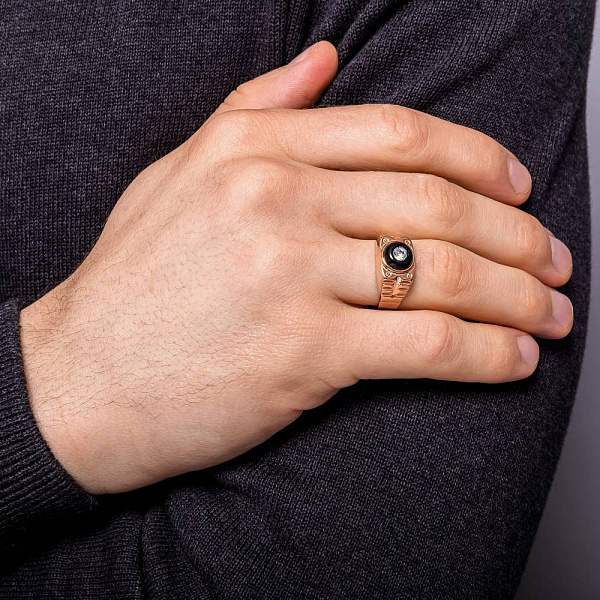 Золотая печатка с ониксом и фианитом (арт. 180565о) – изображение 2