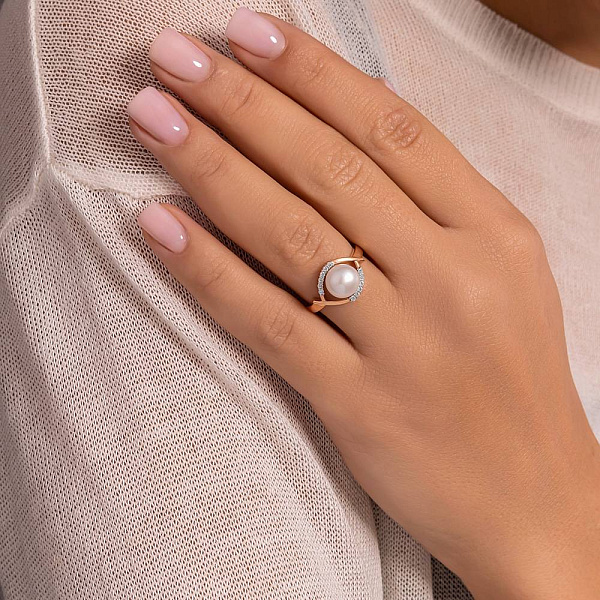 Кольцо золотое с жемчугом и белыми фианитами (арт. 141138) – изображение 2