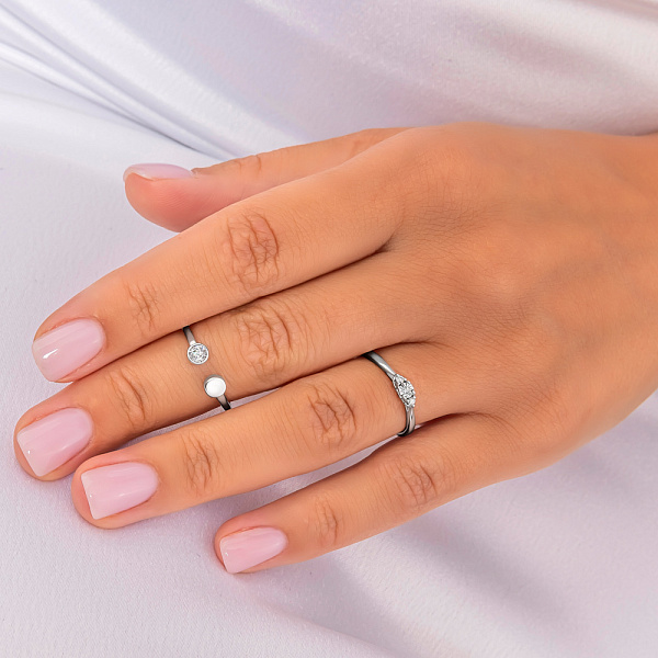 Безразмерное кольцо из белого золота с фианитом (арт. 140788б) – изображение 5