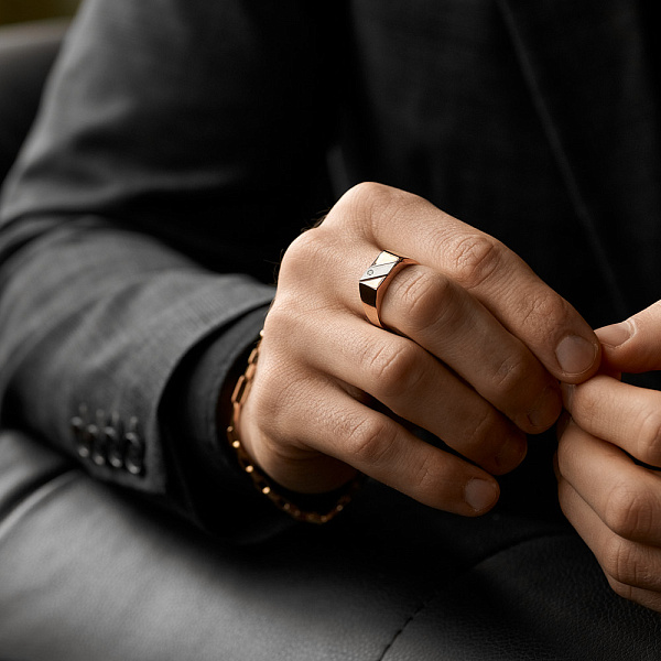 Золота печатка в червоному кольорі металу з діамантом (арт. К170039010) – зображення 2