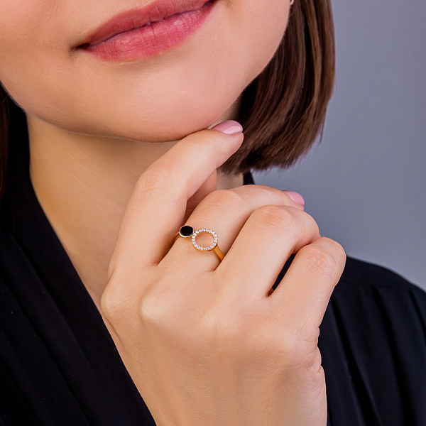 Золота каблучка з фіанітами та емаллю (арт. 1190213101) – зображення 2