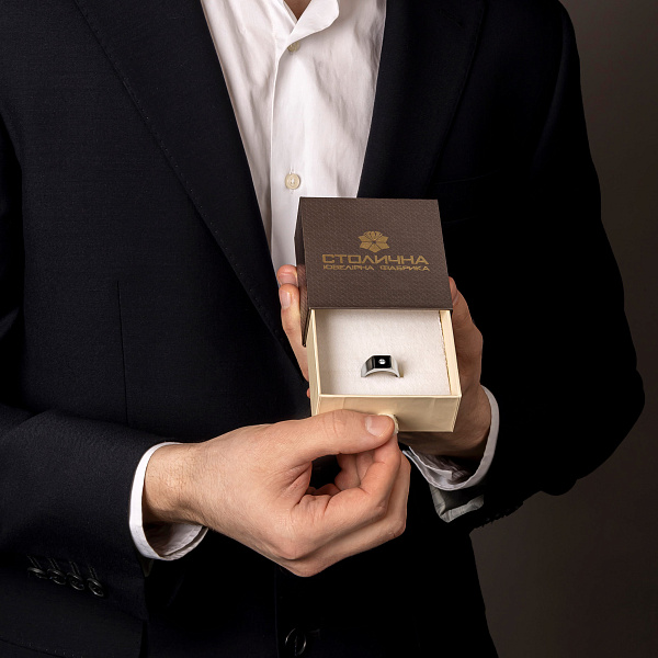 Золотая печатка с эмалью и бриллиантом (арт. К170089010беч) – изображение 5