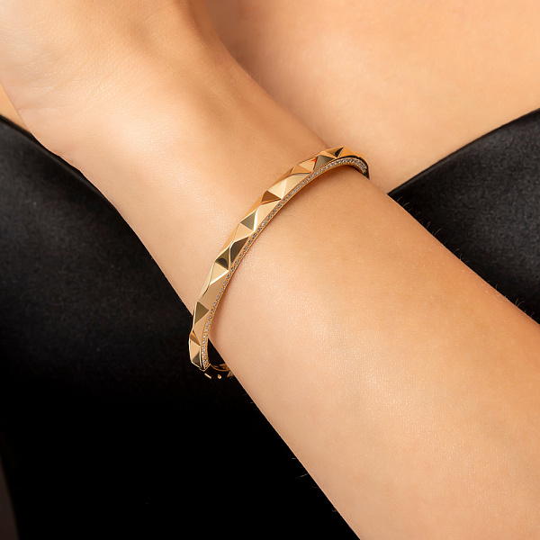 Жесткий браслет из желтого золота с фианитами (арт. 326755ж) – изображение 3