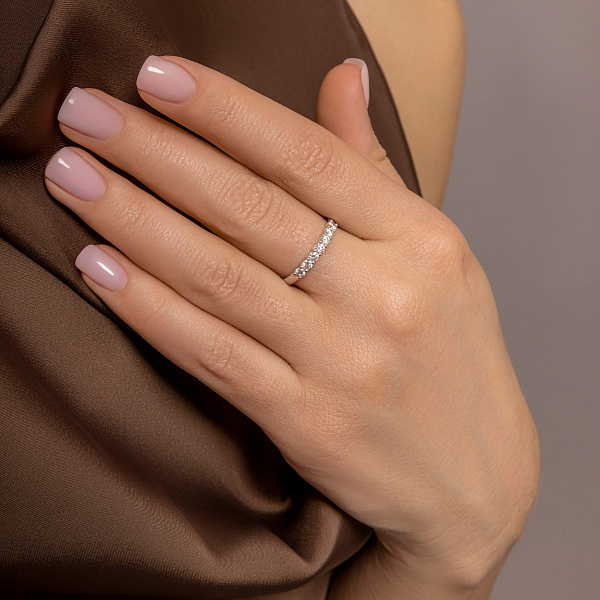 Золотое кольцо в белом цвете металла с бриллиантами (арт. К011270040б) – изображение 2