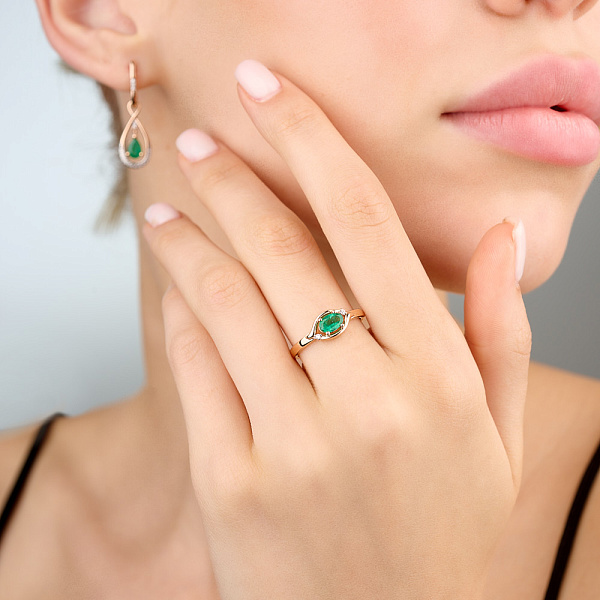 Золотое кольцо с изумрудом и бриллиантами (арт. К011066и) – изображение 2