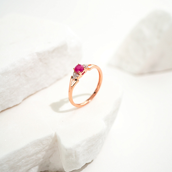 Золотое кольцо с рубином и бриллиантами (арт. К011063р) – изображение 2