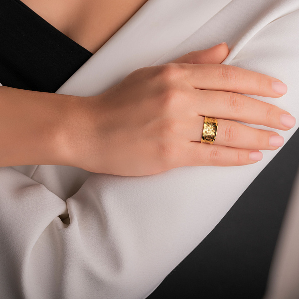 Золотое кольцо с узором (арт. 155919ж) – изображение 2