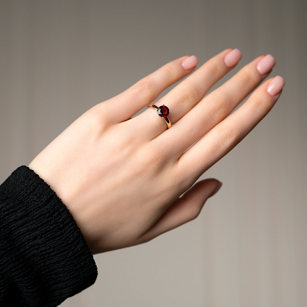 Каблучка з комбінованого золота з гранатом (арт. 140809Пкбк) – зображення 2
