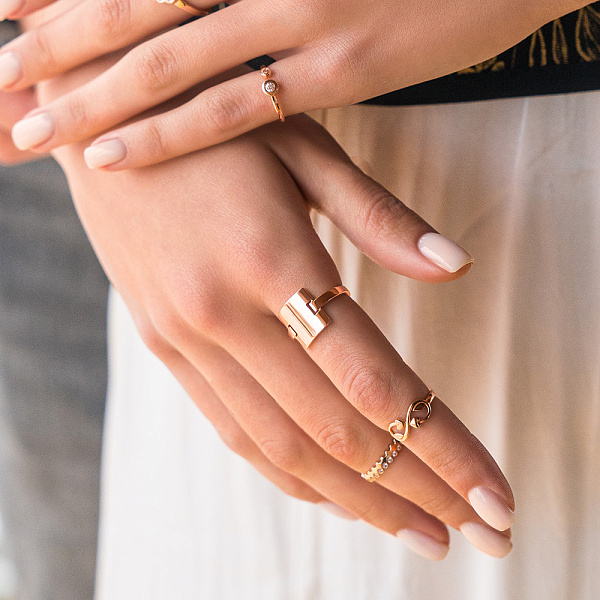 Незамкнутое кольцо из красного золота с фианитами (арт. 155554) – изображение 4