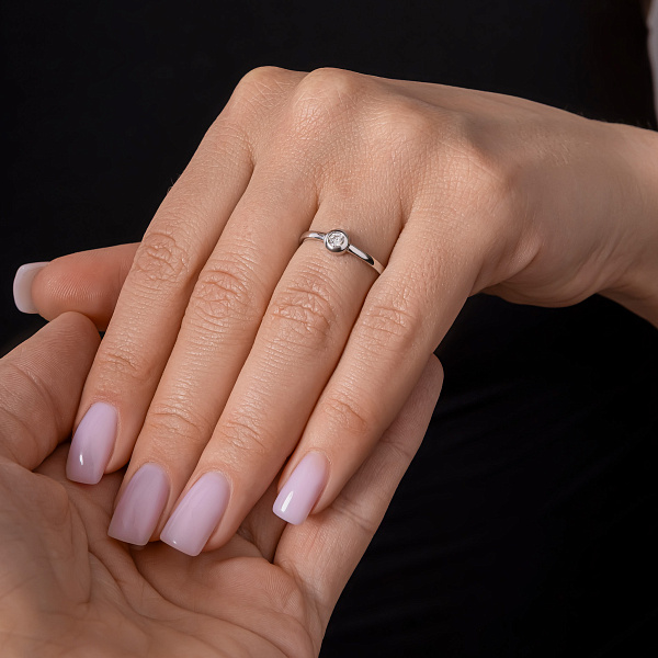 Кольцо из белого золота с одним бриллиантом (арт. К011296010б) – изображение 3