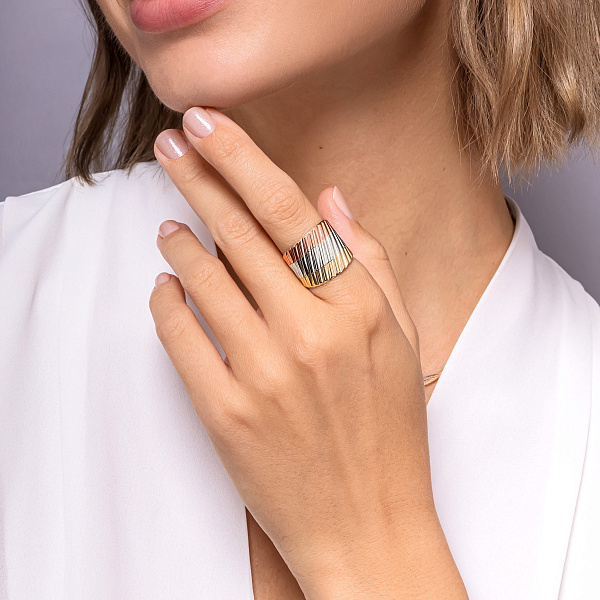 Широкое кольцо из комбинированного золота (арт. 156283жкб) – изображение 2