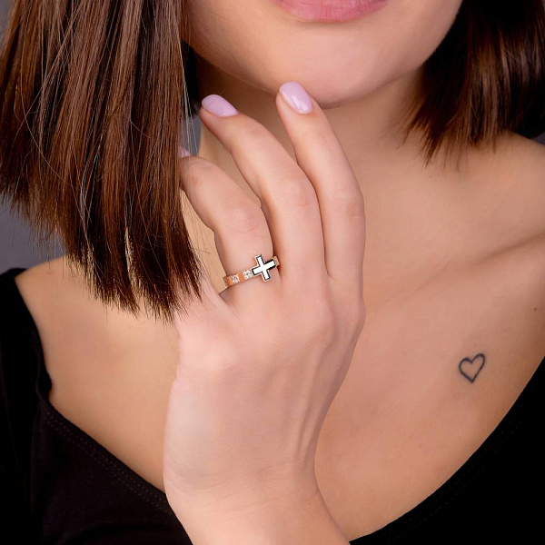 Золота каблучка з емаллю і фіанітами (арт. 155694еч) – зображення 2