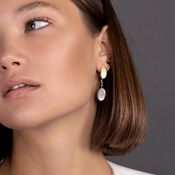 Золотые серьги пусеты Diva с перламутром (арт. 107598жп) – изображение 2