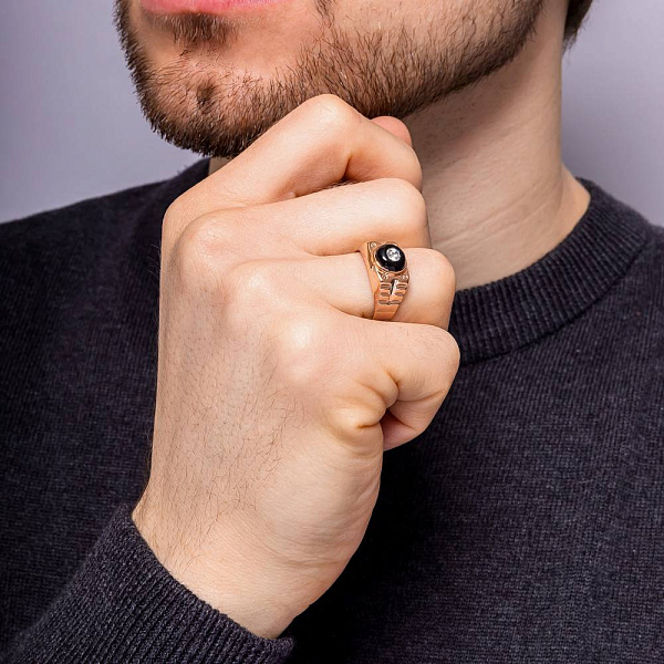 Золотая печатка с ониксом и фианитом (арт. 180565о) – изображение 3